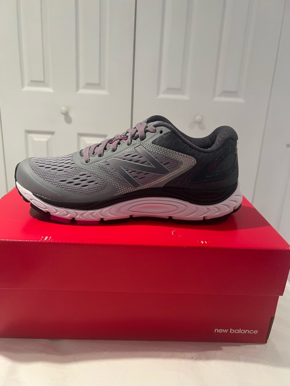 NWT New Balance Women’s 840 V4 Running Shoes - Picture 3 of 7